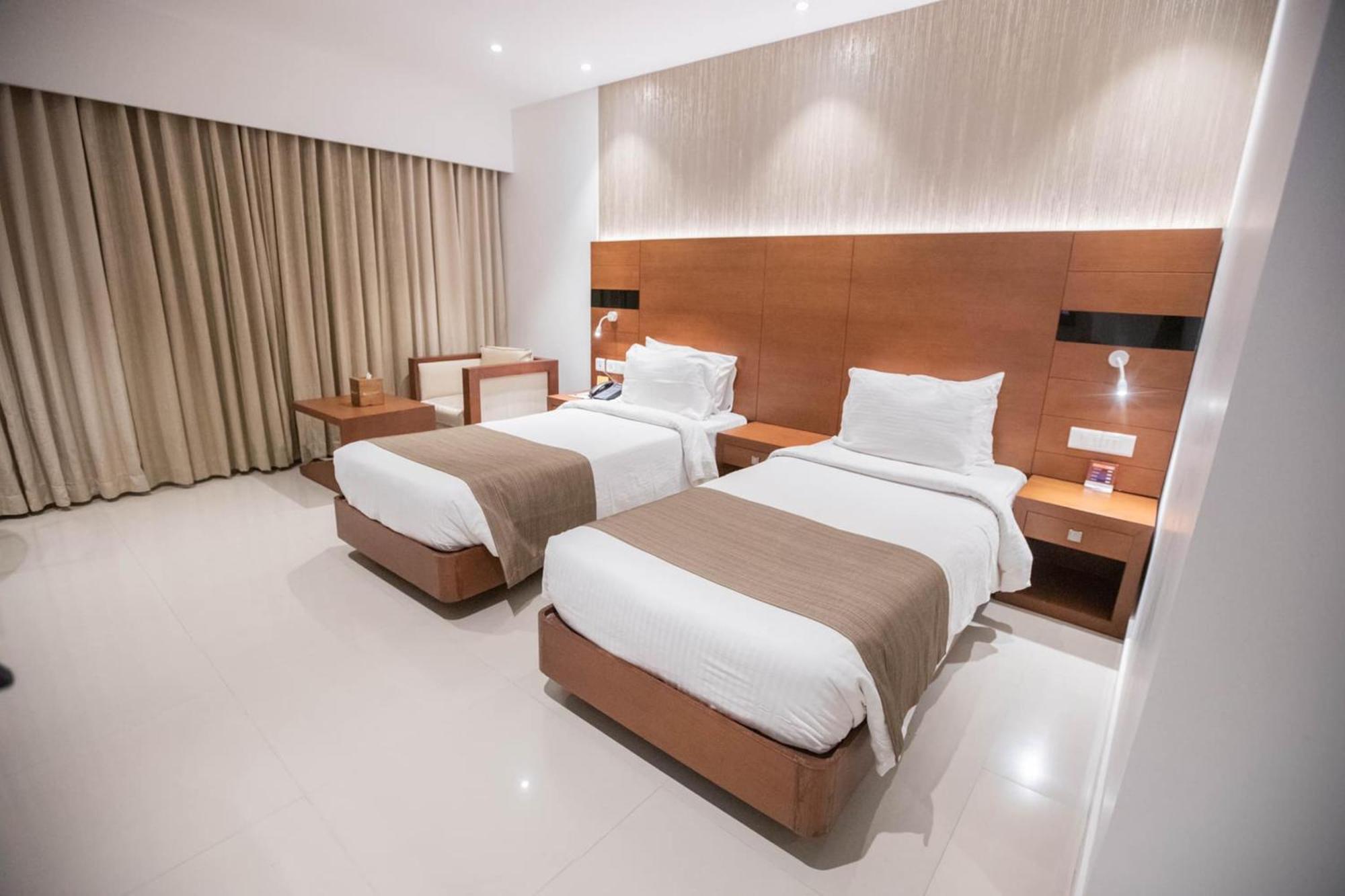 Hotel Emporio Near New Delhi Railway Station Екстер'єр фото