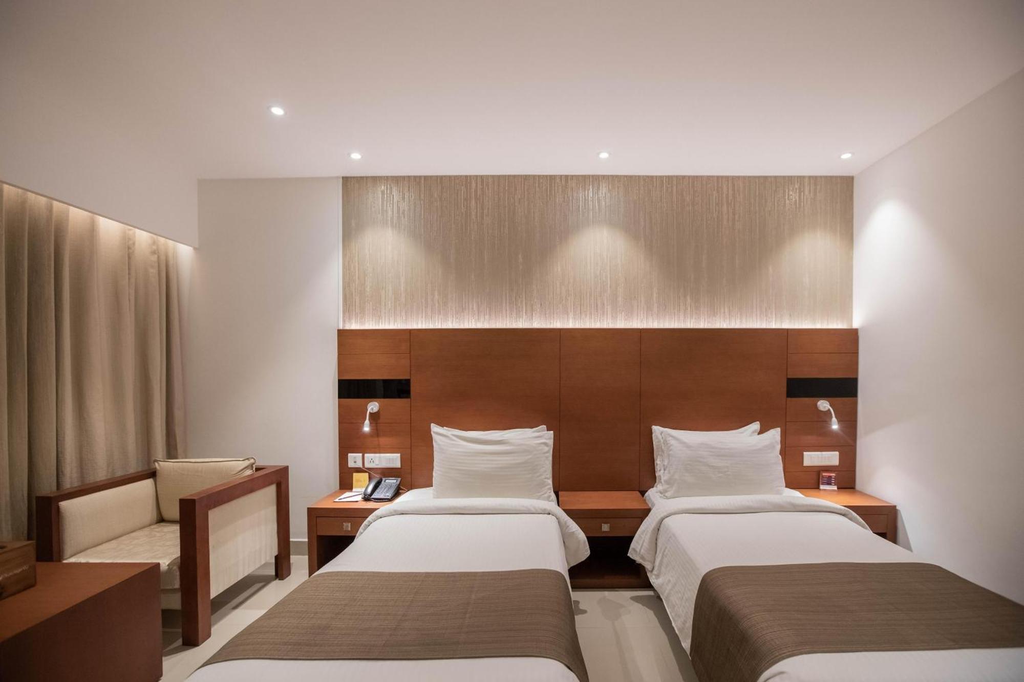 Hotel Emporio Near New Delhi Railway Station Екстер'єр фото