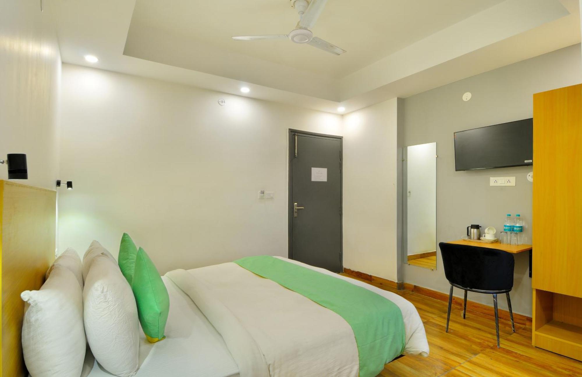 Hotel Emporio Near New Delhi Railway Station Екстер'єр фото