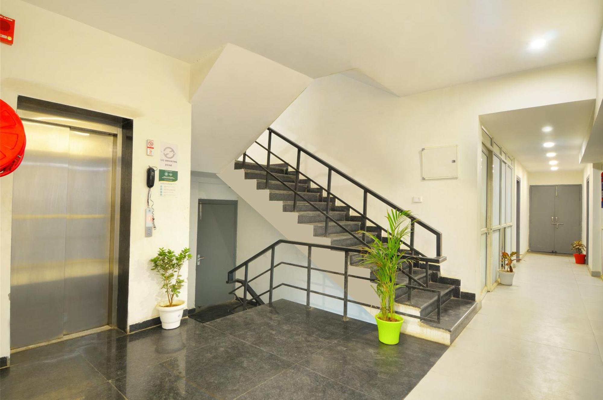 Hotel Emporio Near New Delhi Railway Station Екстер'єр фото
