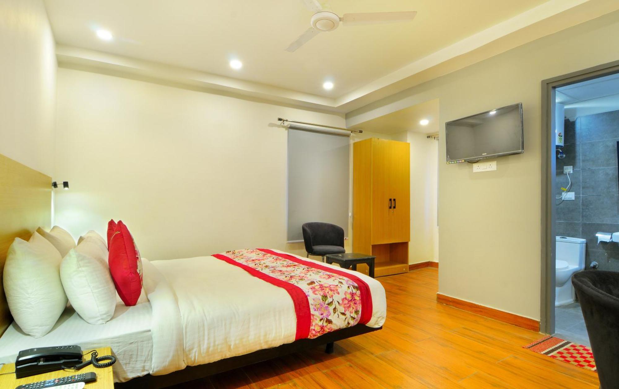 Hotel Emporio Near New Delhi Railway Station Екстер'єр фото